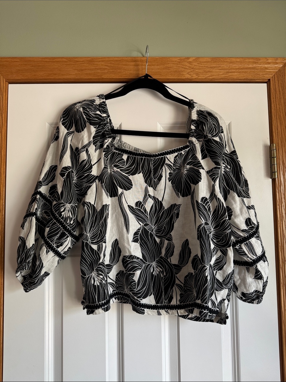 EUC Tahari Black and White Floral Cropped Peasant Blouse 100% Linen size medium